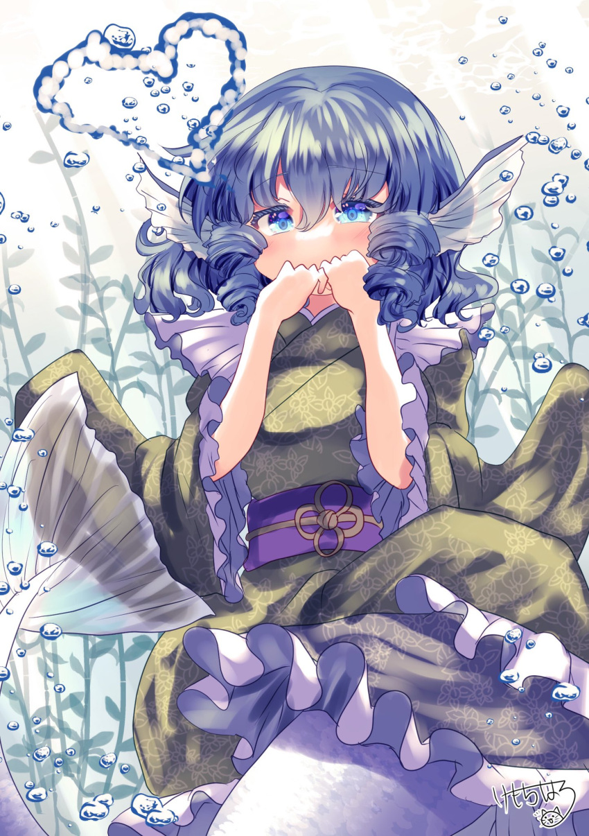 1girl artist_name blue_eyes blue_hair drill_locks eyebrows_visible_through_hair frilled_kimono frilled_sleeves frills green_kimono hair_between_eyes head_fins highres japanese_clothes kemo_chiharu kimono mermaid monster_girl obi sash short_hair signature solo touhou wakasagihime wide_sleeves