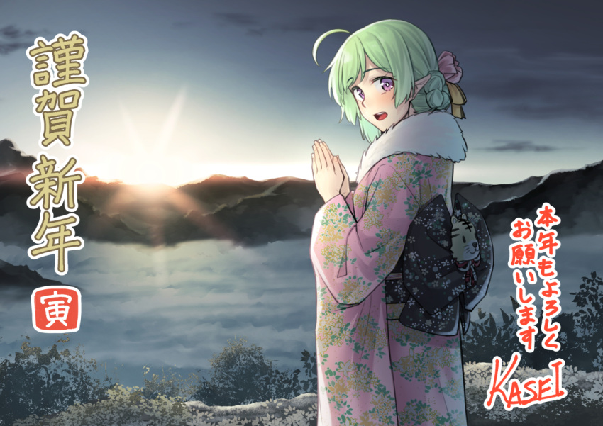 1girl ahoge akeome artist_name commentary_request elf eyebrows_visible_through_hair floral_print fur_collar green_hair h_kasei happy_new_year japanese_clothes kimono long_sleeves mountainous_horizon new_year obi original outdoors own_hands_together pointy_ears praying print_kimono sash solo sunrise translation_request violet_eyes