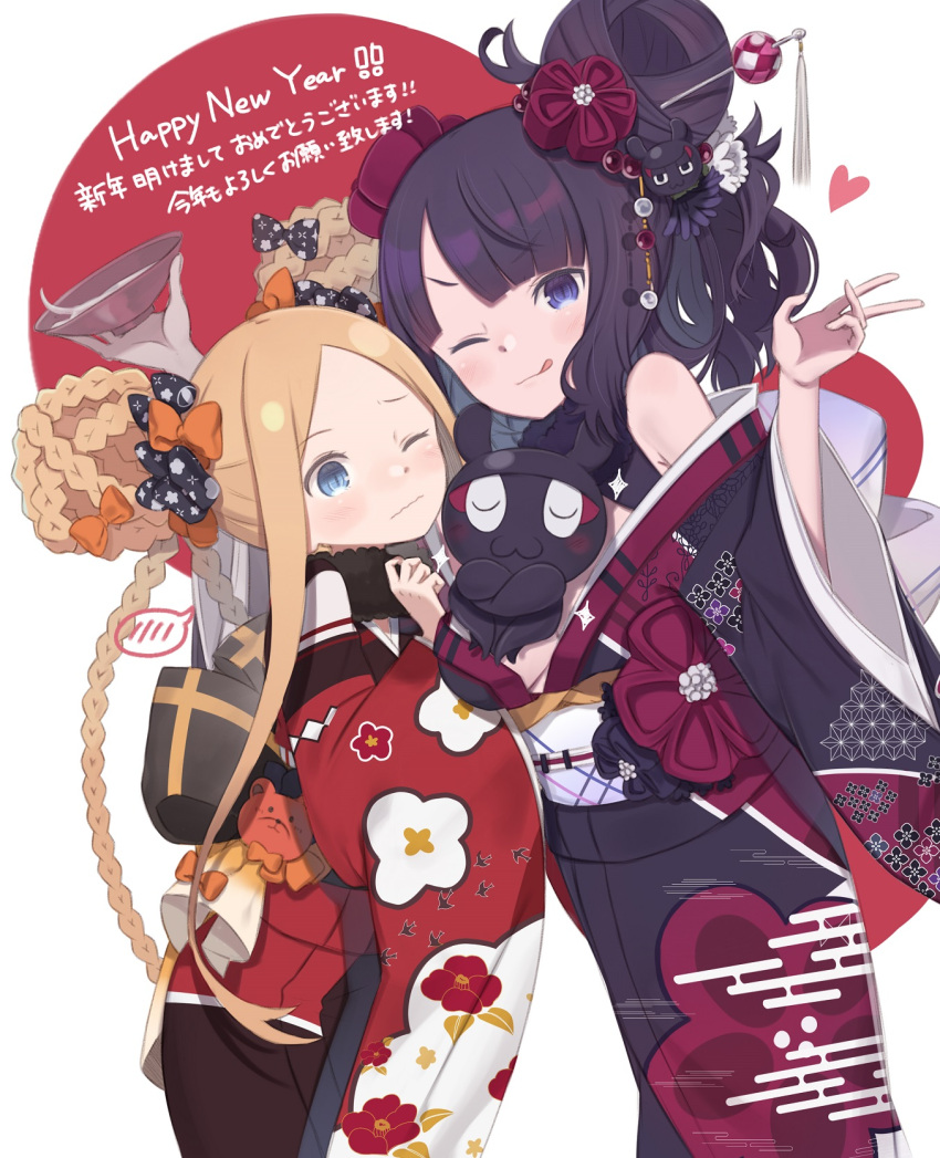 abigail_williams_(fate) bangs black_bow blonde_hair blue_eyes blush bow breasts fate/grand_order fate_(series) forehead hair_bow hair_ornament hairpin highres japanese_clothes katsushika_hokusai_(fate) kimono large_breasts long_hair long_sleeves looking_at_viewer multiple_bows orange_bow parted_bangs purple_hair purple_kimono red_kimono sash small_breasts smile totatokeke wide_sleeves