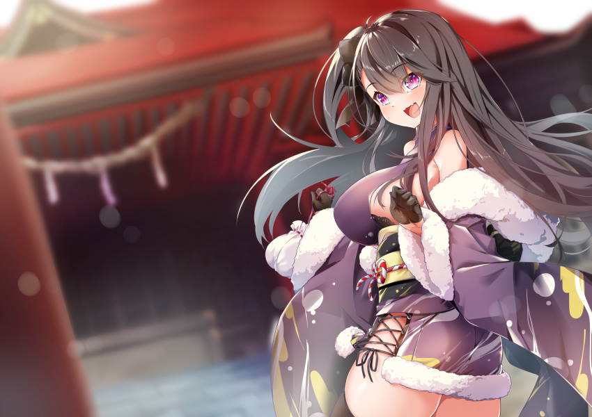 1girl absurdres ass azur_lane bangs black_bow black_gloves black_legwear bow breasts commentary_request fang fur-trimmed_kimono fur_trim gloves grey_hair hair_bow half_gloves happy_new_year highres japanese_clothes kimono kinchaku large_breasts leer.meer long_sleeves new_year off_shoulder one_side_up open_mouth pamiat_merkuria_(azur_lane) pink_eyes pouch short_kimono shrine sideboob sidelocks skin_fang smile solo thigh-highs wide_sleeves