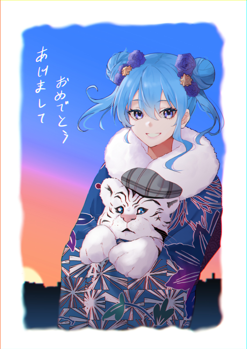 1girl bangs beret blue_eyes blue_flower blue_hair blue_kimono border commentary_request double_bun eyebrows_visible_through_hair flower fur_trim grey_headwear grin hair_between_eyes hair_flower hair_ornament hat highres hololive hoshimachi_suisei japanese_clothes kimono long_sleeves looking_at_viewer plaid_headwear print_kimono saco_(cgmore) smile solo tiger translation_request upper_body virtual_youtuber