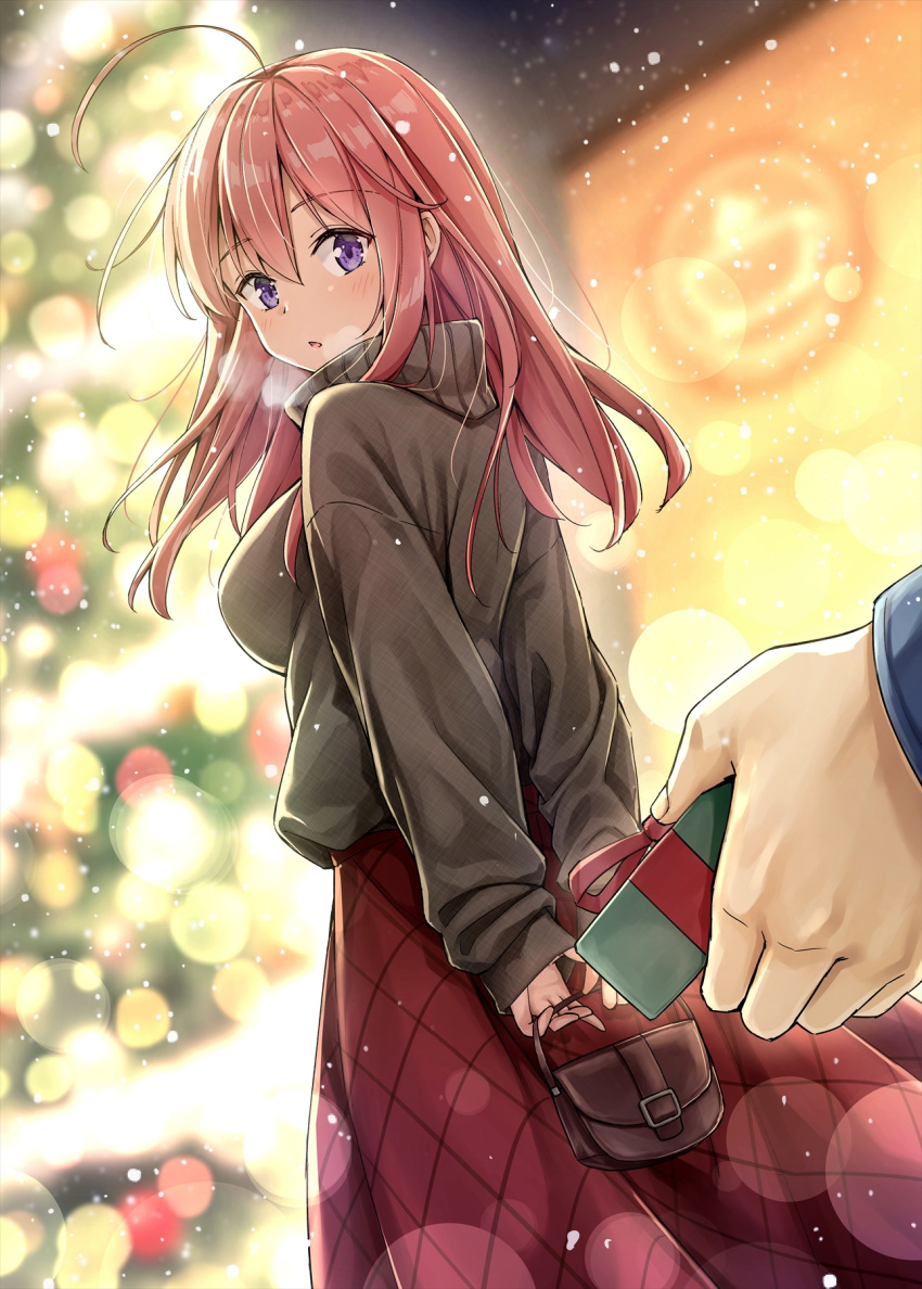 1boy 1girl ahoge arms_behind_back bag bangs blurry blurry_background blush breasts brown_bag brown_sweater christmas christmas_present christmas_tree commentary_request couple eyebrows_visible_through_hair from_behind gift hair_between_eyes highres holding holding_bag holding_gift kotatsu_(kotatsu358) lens_flare long_hair long_sleeves looking_at_viewer looking_back medium_breasts neet_de_otaku_na_kunoichi_to_naze_ka_dousei_hajimemashita night open_mouth outdoors red_skirt redhead shizuri_(neet_de_otaku_na_kunoichi_to_naze_ka_dousei_hajimemashita) skirt sleeves_past_wrists solo_focus sweater sweater_tucked_in turtleneck turtleneck_sweater violet_eyes