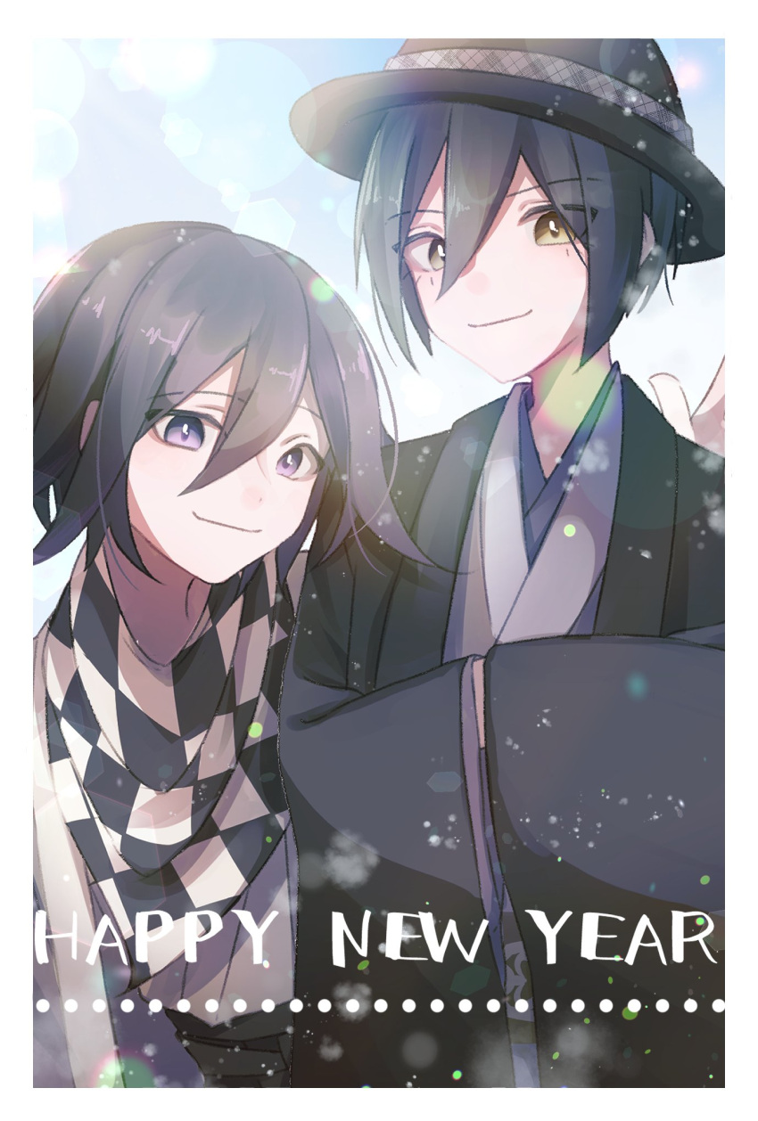 2boys bangs black_hair black_headwear black_kimono black_scarf border brown_eyes checkered_clothes checkered_scarf danganronpa_(series) danganronpa_v3:_killing_harmony day flipped_hair grey_scarf hair_between_eyes happy_new_year highres japanese_clothes kimono male_focus multiple_boys mutsuki_(yowa_otsumu) new_year ouma_kokichi outdoors purple_hair saihara_shuuichi scarf short_hair smile upper_body white_border wide_sleeves