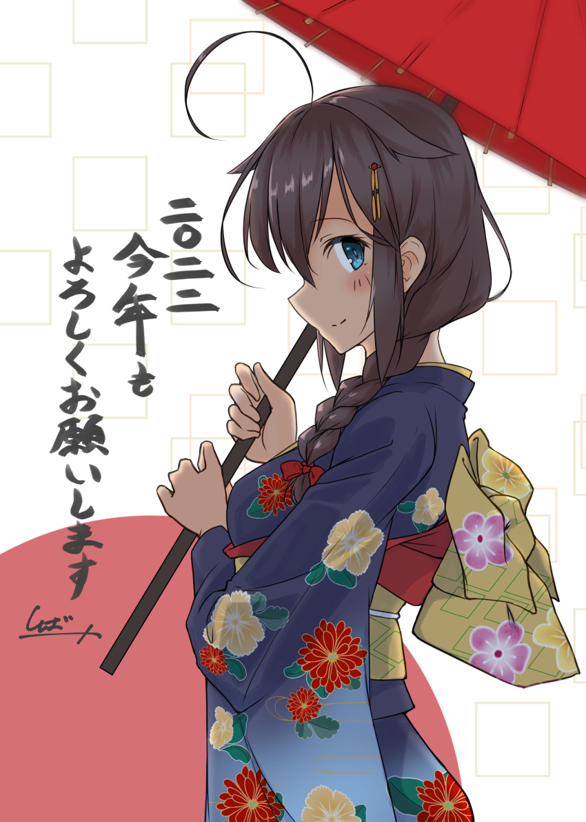 1girl 2022 absurdres ahoge alternate_costume black_hair black_kimono blue_eyes braid commentary_request cowboy_shot floral_print gradient_kimono hair_flaps hair_ornament hair_over_shoulder happy_new_year highres japanese_clothes kantai_collection kimono long_hair new_year oil-paper_umbrella profile remodel_(kantai_collection) shiba_(zudha) shigure_(kancolle) single_braid solo translation_request umbrella white_background
