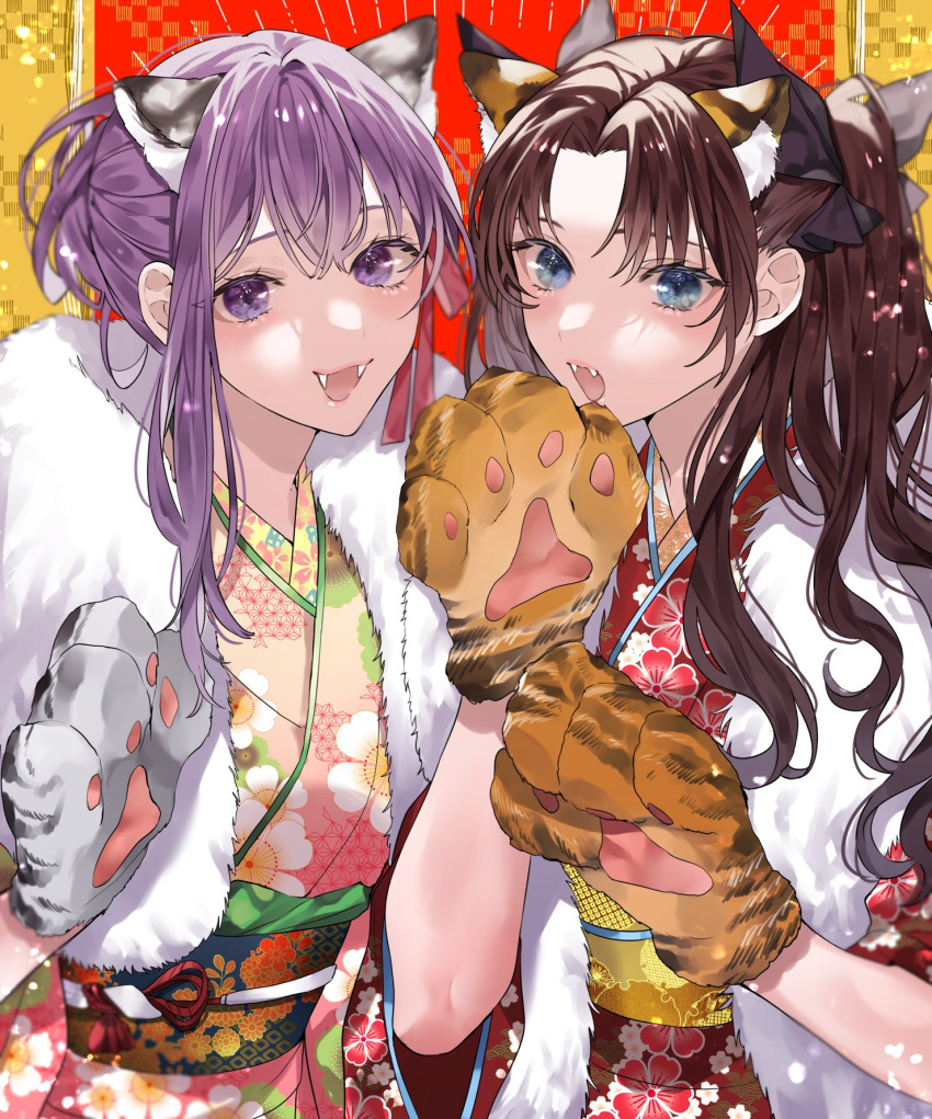 2girls :d alternate_costume animal_ears animal_hands bangs black_bow blue_eyes blush bow brown_hair fangs fate/stay_night fate_(series) floral_print fur-trimmed_kimono fur_trim green_kimono hair_bow highres japanese_clothes kimono long_hair matou_sakura multiple_girls obi open_mouth orange_background parted_bangs red_background red_kimono sash shimatori_(sanyyyy) shiny shiny_hair smile symbol-only_commentary tiger_ears tiger_paws tohsaka_rin twintails upper_body violet_eyes