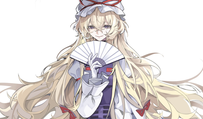 1girl arm_garter arm_up bangs blonde_hair blush bow breasts buckle closed_mouth commentary_request dress eyebrows_visible_through_hair folding_fan gloves hair_between_eyes hair_bow hair_ribbon hand_fan hat hat_ribbon highres holding holding_fan large_breasts light_smile long_hair long_sleeves looking_at_viewer messy_hair mob_cap puffy_sleeves purple_tabard red_bow red_ribbon ribbon sidelocks simple_background smile solo standing tabard taut_clothes tokinhr touhou tress_ribbon upper_body very_long_hair violet_eyes white_background white_dress white_gloves white_headwear wide_sleeves yakumo_yukari