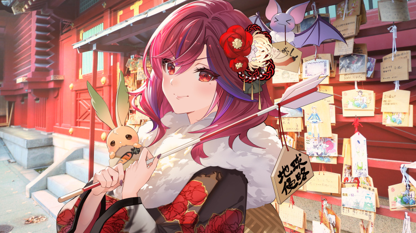 &gt;_&lt; 1girl :3 absurdres arrow_(projectile) bangs bat biting black_nails commentary_request eyebrows_visible_through_hair floral_print flower fur_trim hair_between_eyes hair_flower hair_ornament happy_new_year highres holding japanese_clothes light_blush looking_at_viewer medium_hair mole mole_under_eye mouth_hold new_year noir_eku outdoors parted_lips photo_background red_eyes redhead smile solo standing swept_bangs upper_body v-shaped_eyebrows virtual_youtuber
