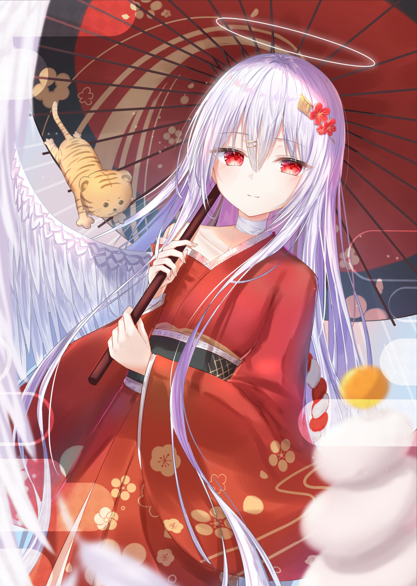 1girl absurdres albino angel angel_wings bandaged_neck bandages bangs cherry_blossom_print closed_mouth commentary eyebrows_visible_through_hair feathered_wings feathers floral_print hair_between_eyes hair_ornament hairclip halo highres japanese_clothes kagami_mochi kimono long_hair looking_at_viewer new_year original parasol red_eyes red_kimono smile tiger tokano_56 umbrella very_long_hair white_hair wings