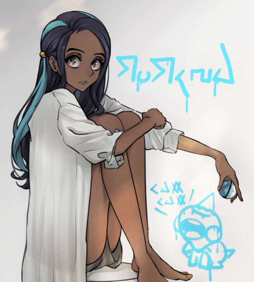 1girl alternate_costume barefoot black_hair chewtle closed_mouth coat commentary_request dark-skinned_female dark_skin dive_ball echizen_(n_fns17) eyelashes from_side frown green_eyes green_hair grey_coat highres holding holding_poke_ball long_hair multicolored_hair nessa_(pokemon) poke_ball pokemon pokemon_(creature) pokemon_(game) pokemon_swsh shorts sitting solo toes two-tone_hair white_background