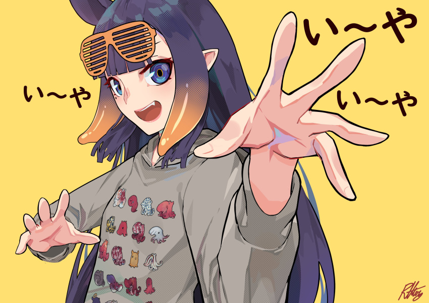 1girl :d absurdres bangs blunt_bangs commentary_request david_bagaconza eyewear_on_head fang grey_shirt highres hololive hololive_english long_hair long_sleeves looking_at_viewer mole mole_under_eye ninomae_ina'nis open_mouth pointy_ears purple_hair shirt signature simple_background smile solo sunglasses upper_body violet_eyes virtual_youtuber yellow_background
