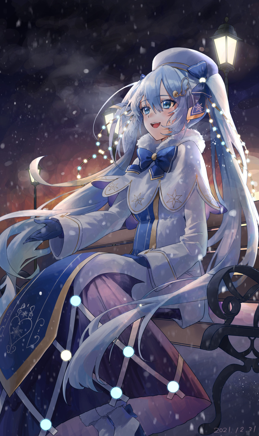 1girl absurdres bass_clef bench beret blue_bow blue_bowtie blue_eyes blue_gloves blue_tabard boots bow bowtie capelet commentary coppepan dated dress fur-trimmed_boots fur-trimmed_capelet fur_trim gloves gold_trim hair_ornament hand_on_lap hat hatsune_miku highres lamppost light_blue_hair long_hair musical_note_hair_ornament night open_mouth outdoors outstretched_hand sitting smile snowflake_print solo treble_clef twintails very_long_hair vocaloid white_capelet white_dress white_headwear winter yuki_miku yuki_miku_(2021)
