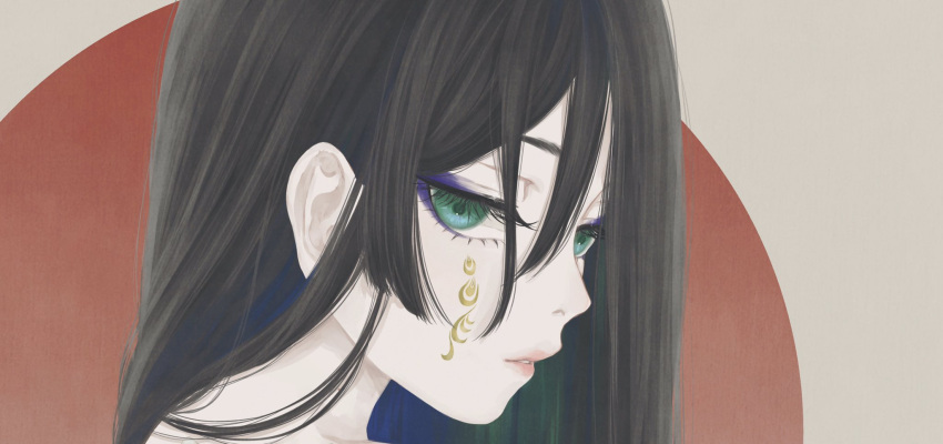 1boy androgynous bishounen black_hair circle commentary_request cropped eyelashes eyeshadow face facepaint from_behind green_eyes grey_background highres long_hair looking_at_viewer looking_back makeup male_focus original parted_lips portrait purple_eyeshadow red_background solo straight_hair ushiyama_ame