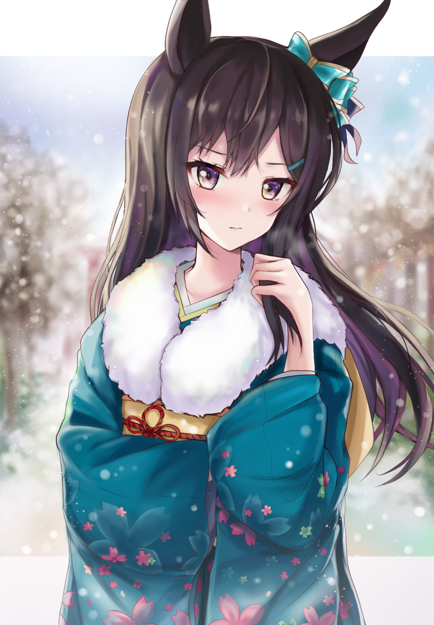 1girl alternate_costume animal_ears black_hair blurry blurry_background blush commentary_request hair_between_eyes hair_ornament hairclip highres horse_ears horse_girl japanese_clothes kimono long_hair long_sleeves looking_at_viewer mejiro_dober_(umamusume) r-binon snowing solo umamusume