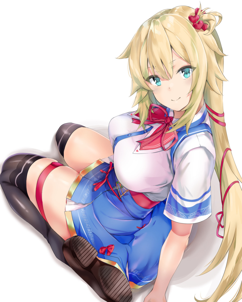 1girl akai_haato bangs black_legwear blonde_hair blue_eyes breasts brown_footwear bzzuki closed_mouth eyebrows_visible_through_hair from_behind hair_ornament heart heart_hair_ornament highres hololive large_breasts long_hair looking_at_viewer looking_back one_side_up simple_background sitting smile solo thigh-highs thigh_strap thighs very_long_hair virtual_youtuber white_background