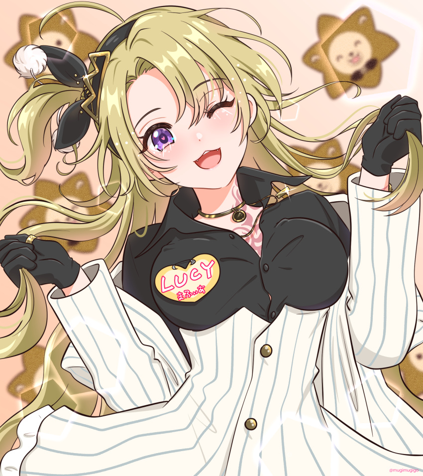 1girl ;3 ;d ahoge augustus_(luca_kaneshiro) bangs black_gloves black_hairband black_shirt blonde_hair blurry blurry_background brown_collar buttons chest_tattoo collar collared_shirt commentary_request copyright fangs genderswap genderswap_(mtf) gloves hair_ornament hairband hands_up highres holding holding_hair jacket jewelry long_hair looking_at_viewer luca_kaneshiro lucy_kaneshiro mugimugigo name_tag necklace nijisanji nijisanji_en off_shoulder one_eye_closed open_mouth pink_background pom_pom_(clothes) pom_pom_hair_ornament shirt short_hair side_ponytail smile solo swept_bangs tattoo upper_body violet_eyes virtual_youtuber white_jacket