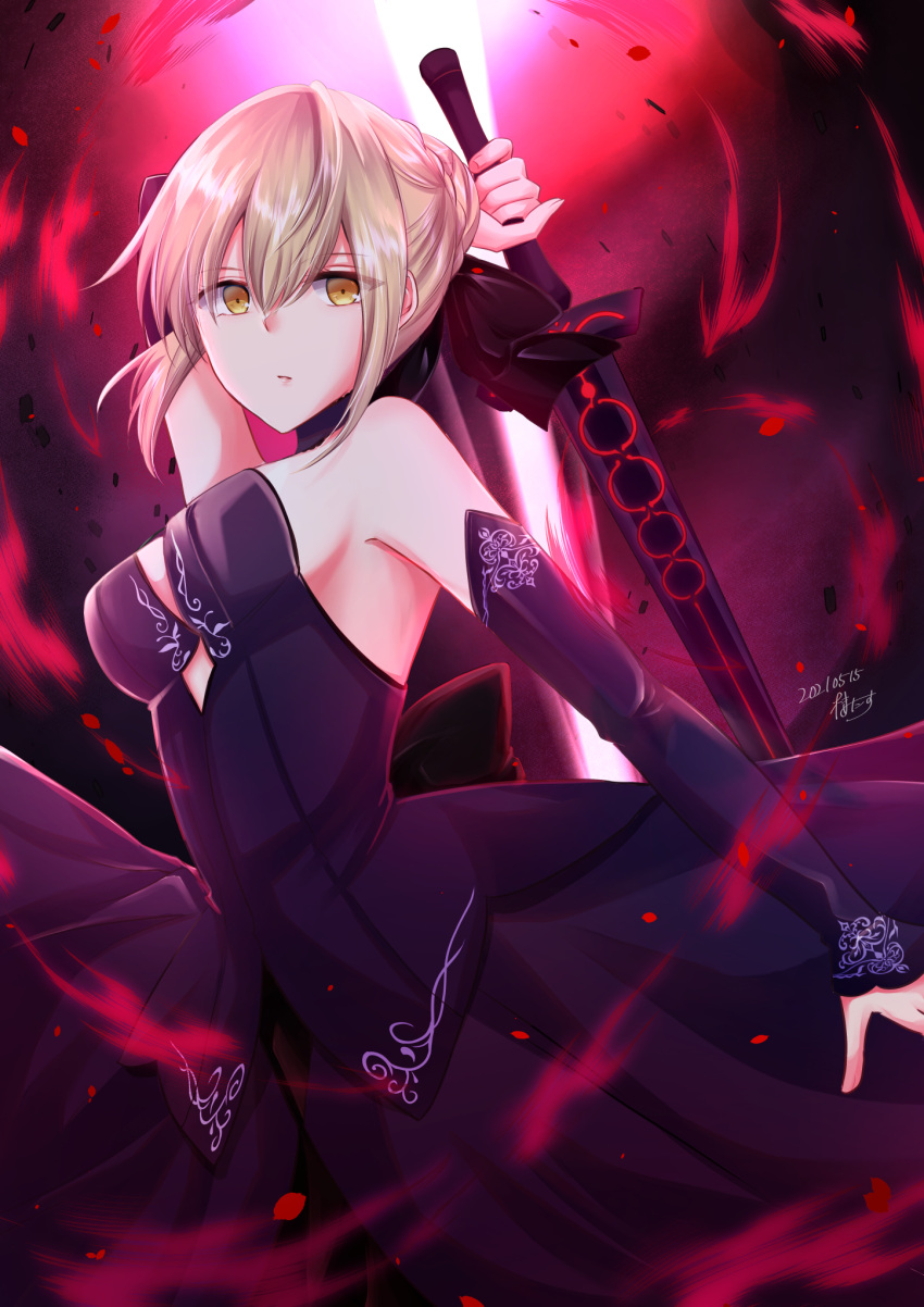 1girl artoria_pendragon_(all) black_dress blonde_hair braid breasts dated detached_sleeves dress fate/grand_order fate/stay_night fate_(series) french_braid gothic_lolita highres holding holding_sword holding_weapon lolita_fashion medium_breasts red_background saber_alter signature solo sword tsubaki_metasu weapon yellow_eyes