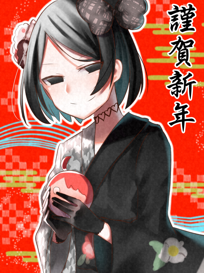 1girl absurdres araragi_koyomi bangs black_bow black_eyes black_gloves black_hairband black_kimono bob_cut bow character_doll choker closed_mouth commentary empty_eyes floral_print flower gloves hair_bow hair_flower hair_ornament hair_strand hairband heart heart_choker highres japanese_clothes kimono looking_at_viewer monogatari_(series) narrowed_eyes new_year oshino_ougi parted_bangs red_background smile solo t33h8703 translated upper_body
