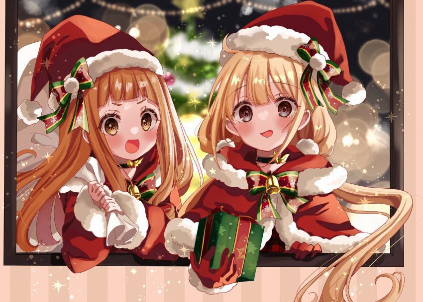 2girls :d bangs bell blonde_hair blunt_bangs blurry blurry_background bokeh bow breath brown_eyes cape capelet choker christmas christmas_tree commentary_request depth_of_field eyebrows_visible_through_hair fur-trimmed_capelet fur_trim futaba_anzu gift gloves hat hat_bow highres holding holding_gift holding_sack hood hood_down hooded_capelet ichihara_nina idolmaster idolmaster_cinderella_girls long_hair long_sleeves looking_at_viewer multiple_girls neck_bell open_mouth orange_hair outside_border over_shoulder partial_commentary red_bow red_cape red_gloves red_headwear rino_cnc sack santa_gloves santa_hat smile snowing star_(symbol) star_choker window