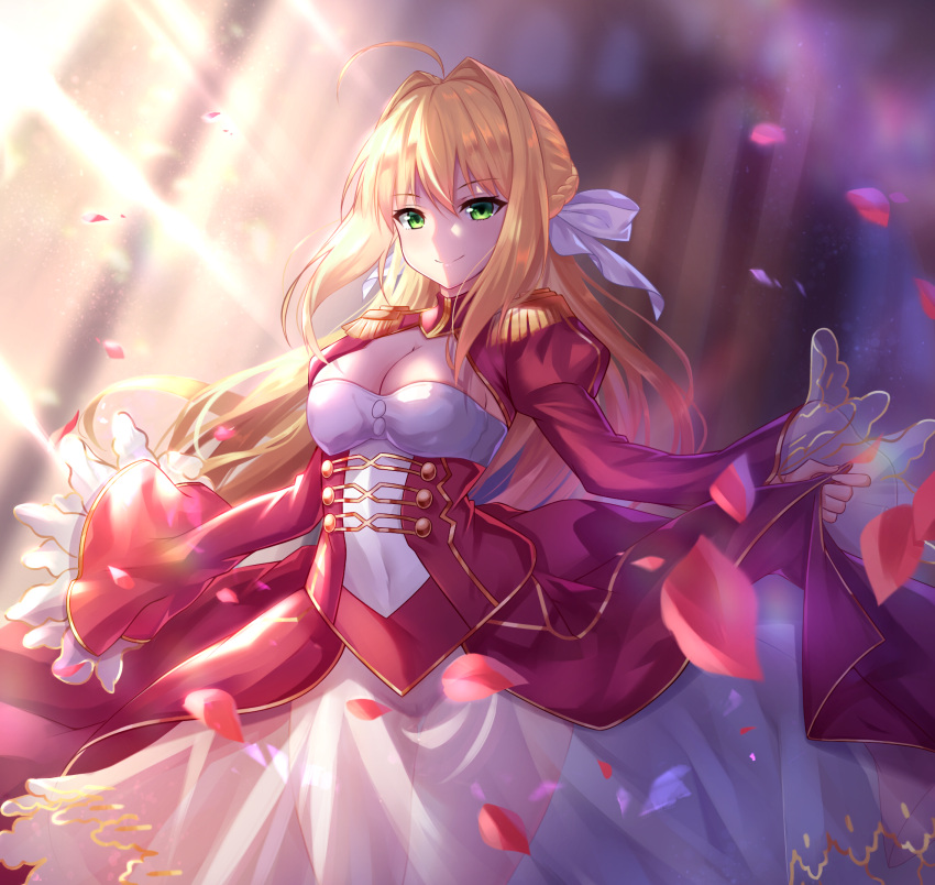 1girl ahoge blonde_hair blurry breasts cleavage corset dark_pem fate/extra fate/grand_order fate_(series) flower green_eyes hair_flower hair_ornament highres looking_at_viewer nero_claudius_(fate)_(all) ocean petals saber_extra short_hair smile solo