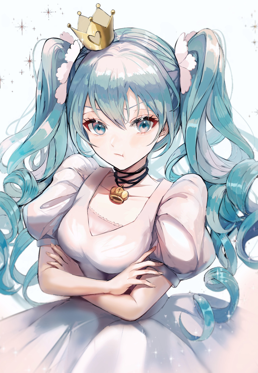 1girl absurdres aqua_eyes aqua_hair bangs breasts commentary crossed_arms crown dress drill_hair eyelashes hatsune_miku highres jewelry large_breasts long_hair looking_at_viewer mini_crown necklace pipi pout puffy_short_sleeves puffy_sleeves short_sleeves simple_background solo sparkle twin_drills twintails upper_body vocaloid white_background white_dress world_is_mine_(vocaloid)
