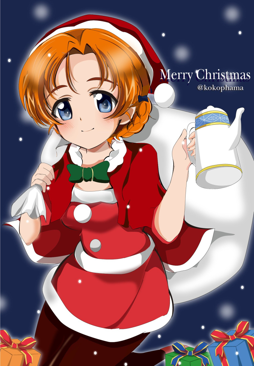 1girl bangs black_legwear blue_eyes bow braid cape christmas closed_mouth commentary cowboy_shot dress english_text fur-trimmed_cape fur-trimmed_dress fur_trim gift girls_und_panzer green_bow hat highres holding holding_sack holding_teapot kokophama looking_at_viewer merry_christmas night orange_hair orange_pekoe_(girls_und_panzer) outdoors over_shoulder pantyhose parted_bangs red_cape red_dress red_headwear sack santa_dress santa_hat short_dress short_hair smile snowing solo standing teapot tied_hair twin_braids twitter_username