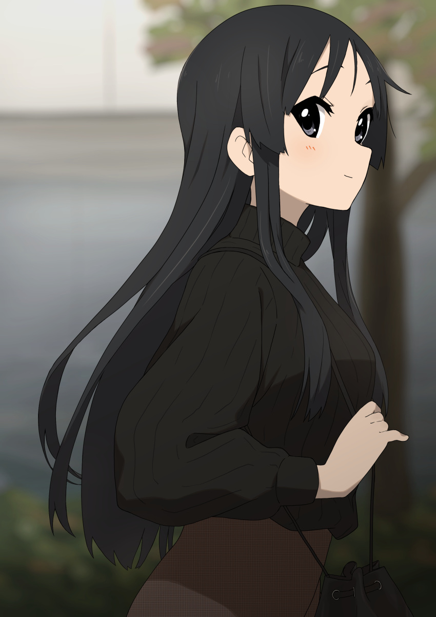 1girl absurdres akiyama_mio bag black_eyes black_hair black_sweater blurry blurry_background brown_skirt closed_mouth commentary_request from_side handbag high-waist_skirt highres k-on! kicchi_(tmgk) long_hair long_sleeves looking_at_viewer outdoors skirt smile solo sweater tree turtleneck turtleneck_sweater upper_body