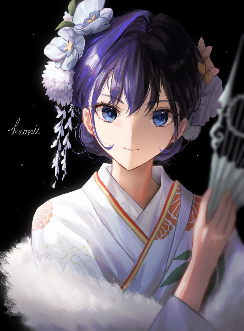 1girl absurdres bangs black_background blue_eyes blue_hair character_name closed_mouth commentary eyebrows_visible_through_hair flower fur_trim hair_flower hair_ornament hand_fan hand_up highres holding holding_fan hololive hololive_english hyun9164 japanese_clothes kimono long_sleeves looking_at_viewer ouro_kronii print_kimono short_hair smile solo upper_body virtual_youtuber white_flower white_kimono