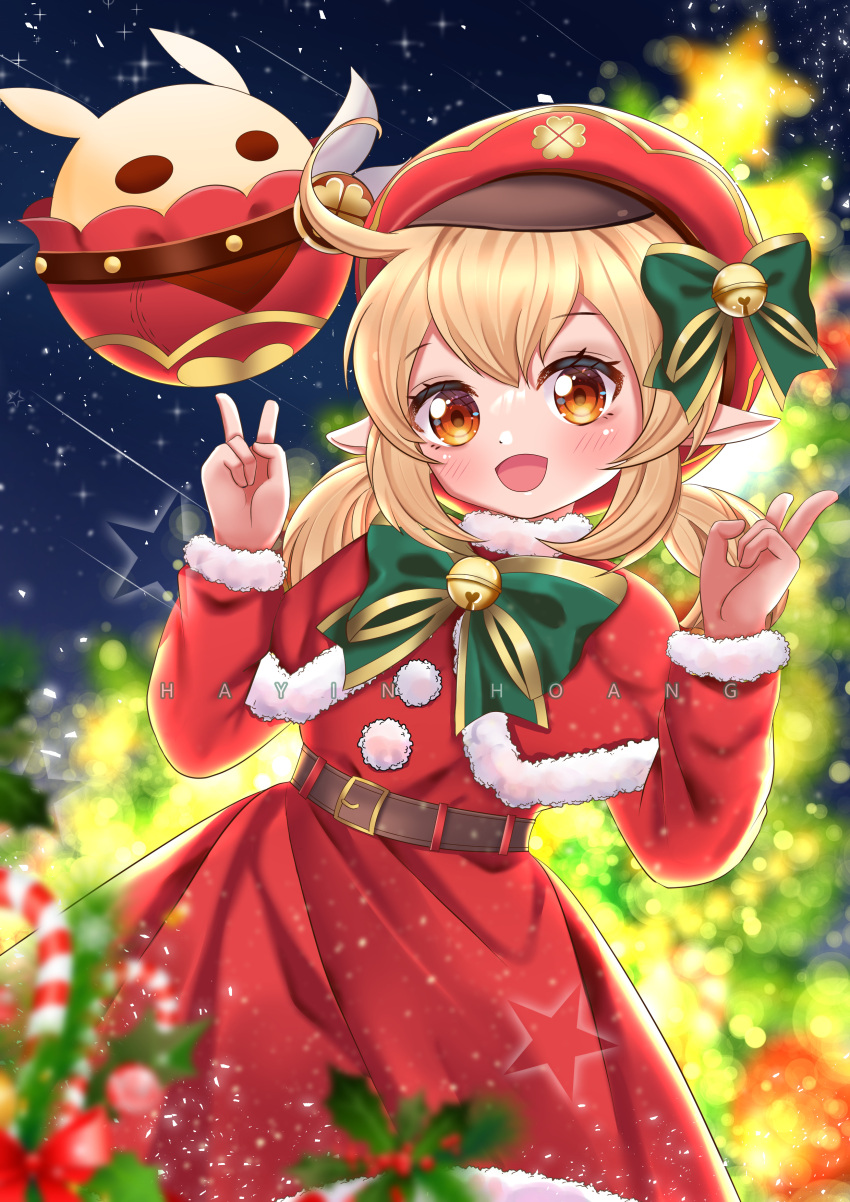 1girl absurdres ahoge artist_name bell belt blonde_hair blurry blurry_background blurry_foreground bokeh bow cabbie_hat candy_apple christmas clover_print commentary_request depth_of_field dress eyebrows_visible_through_hair food fur_trim genshin_impact hair_between_eyes hands_up hat hayin_hoang highres jingle_bell jumpy_dumpty klee_(genshin_impact) long_sleeves looking_at_viewer open_mouth orange_eyes outdoors pointy_ears red_dress santa_dress short_twintails sidelocks sky star_(sky) star_(symbol) star_print starry_sky twintails v yellow_eyes