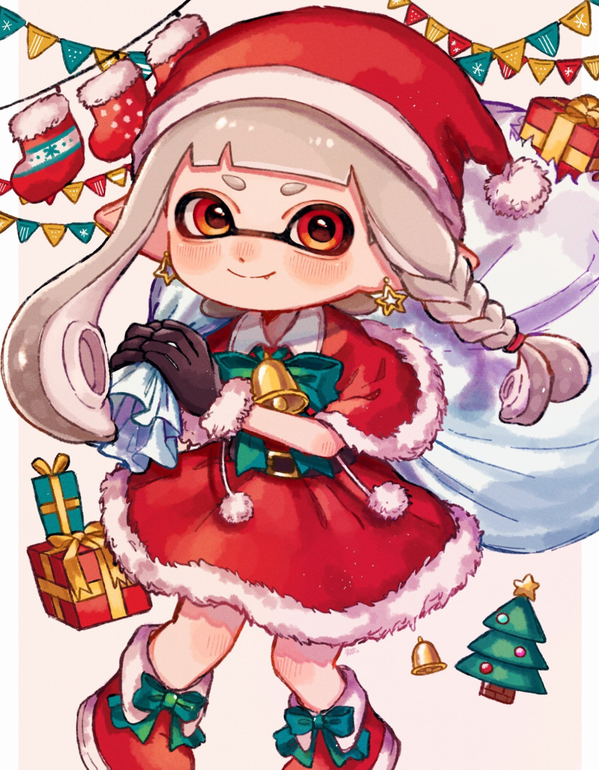 1girl aoaza_83 bangs bell blunt_bangs bow braid capelet christmas christmas_stocking christmas_tree closed_mouth commentary dress earrings fang fur-trimmed_capelet fur-trimmed_dress fur_trim gift green_bow grey_hair hair_tie hat highres holding holding_sack inkling jewelry long_hair looking_at_viewer medium_dress neck_bell over_shoulder pointy_ears red_capelet red_dress red_eyes red_footwear red_headwear sack santa_dress santa_hat shoes side_braid smile solo splatoon_(series) standing star_(symbol) star_earrings string_of_flags tentacle_hair