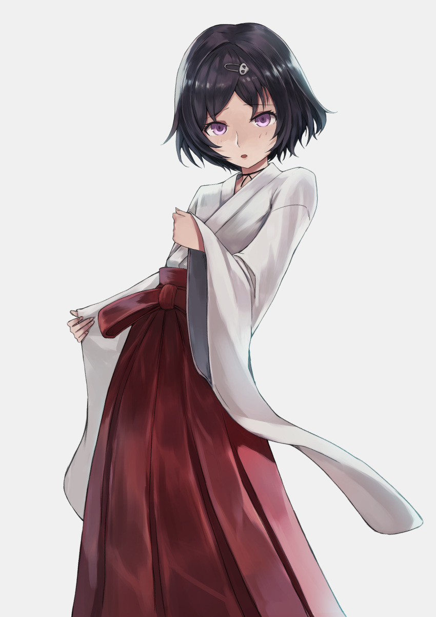 1boy absurdres bangs black_hair choker commentary contrapposto feet_out_of_frame hair_ornament hairclip hakama hakama_skirt hand_up highres japanese_clothes kimono long_sleeves looking_at_viewer male_focus miko otoko_no_ko penpenpen_(pizaman01414) red_hakama ribbon_choker short_hair simple_background skirt skull_hair_ornament sleeves_past_wrists solo standing steins;gate urushibara_ruka violet_eyes white_background white_kimono wide_sleeves