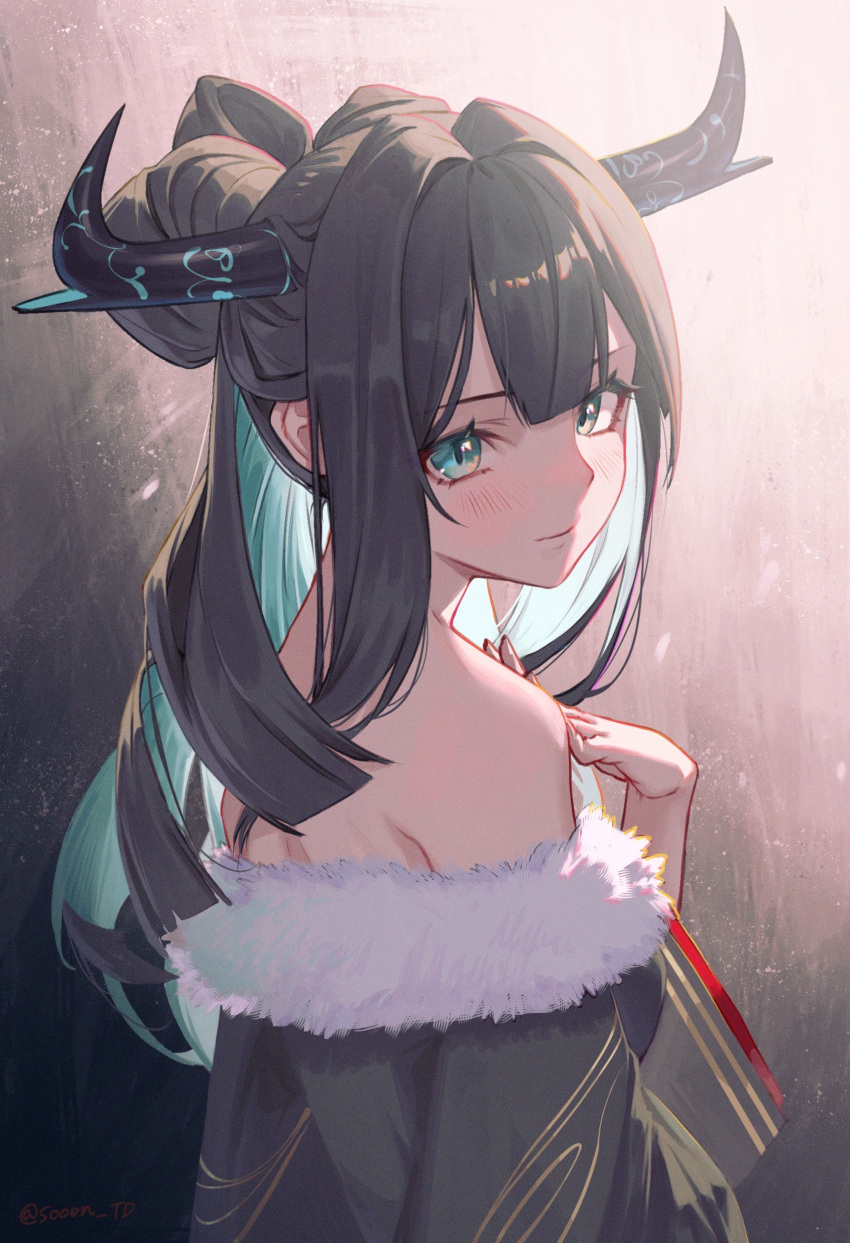1girl absurdres bangs bare_shoulders black_hair black_kimono blue_eyes blue_hair blush closed_mouth colored_inner_hair commentary_request from_behind fur_trim hair_bun half_updo hand_up highres horns japanese_clothes kimono long_hair looking_at_viewer looking_back multicolored_hair off_shoulder original solo sooon upper_body