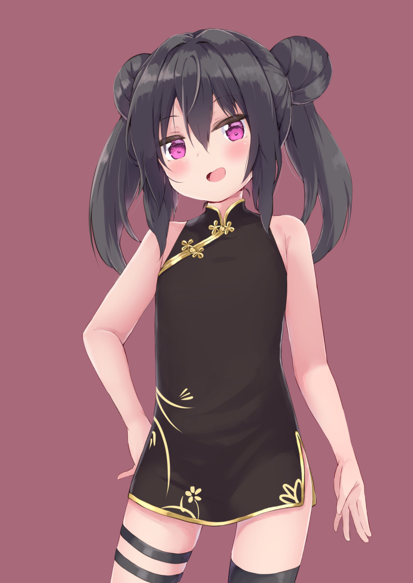 1girl :d amano_kouki bare_arms bare_shoulders black_dress black_hair black_legwear blush brown_background china_dress chinese_clothes commentary_request double_bun dress hand_on_hip highres long_hair looking_at_viewer note-chan original simple_background single_thighhigh sleeveless sleeveless_dress smile solo thigh-highs thigh_strap twintails violet_eyes