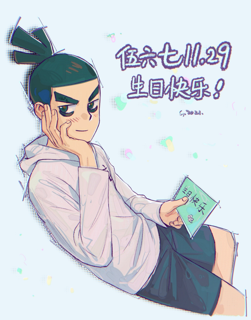 1boy absurdres artist_name bags_under_eyes bangs blue_background blue_shorts blunt_bangs blush chinese_commentary chinese_text closed_mouth clothes_writing commentary_request cropped_legs dated forehead godzillapigeon1 green_eyes green_hair hand_on_own_cheek hand_on_own_face hand_up happy highres holding holding_paper hood hood_down hooded_shirt light_blush long_sleeves looking_to_the_side male_focus paper scissor_seven seven_(scissor_seven) shirt short_hair shorts signature simple_background sitting sketch smile solo thick_eyebrows tied_hair topknot translation_request v-shaped_eyebrows white_shirt