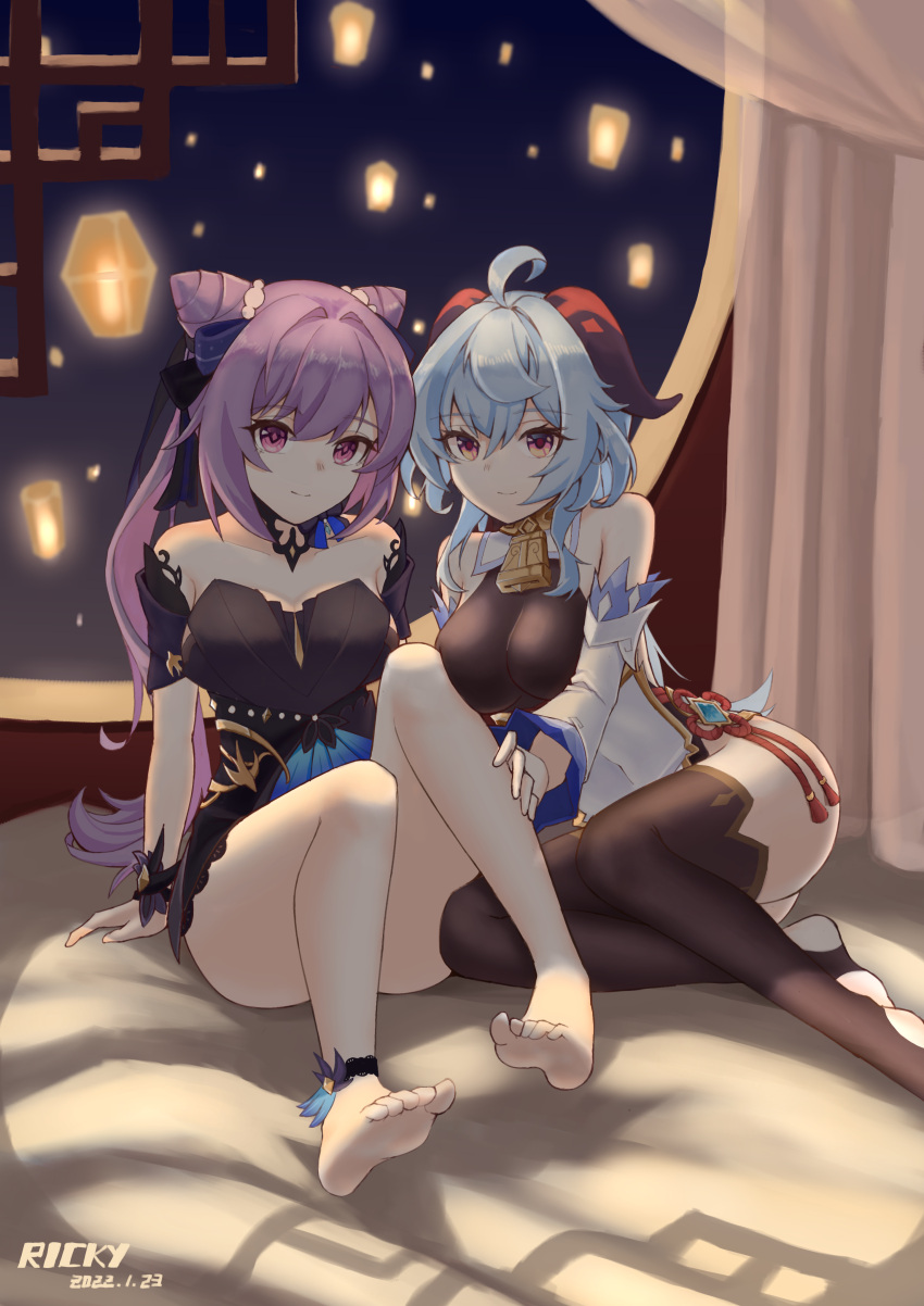 2girls absurdres ahoge anklet barefoot bed_sheet bedroom blue_hair feet full_body ganyu_(genshin_impact) genshin_impact highres horns jewelry keqing_(genshin_impact) keqing_(opulent_splendor)_(genshin_impact) looking_at_viewer multiple_girls night no_shoes on_bed purple_hair ricky_(mnfy4277) smile soles thigh-highs toeless_legwear toeless_socks toes violet_eyes