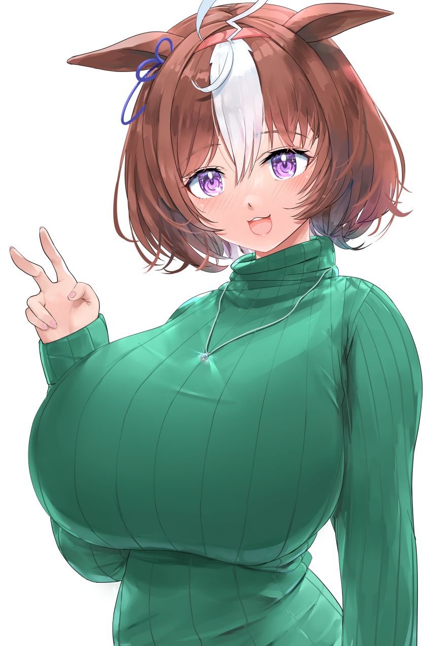 1girl absurdres ahoge animal_ears blush breasts brown_hair eyebrows_visible_through_hair gigantic_breasts green_sweater hair_between_eyes hairband highres horse_ears horse_girl jewelry kntrs_(knyrs) meisho_doto_(umamusume) multicolored_hair necklace open_mouth pink_hairband ribbed_sweater short_hair simple_background smile solo sweater teeth two-tone_hair umamusume upper_teeth v violet_eyes white_background white_hair