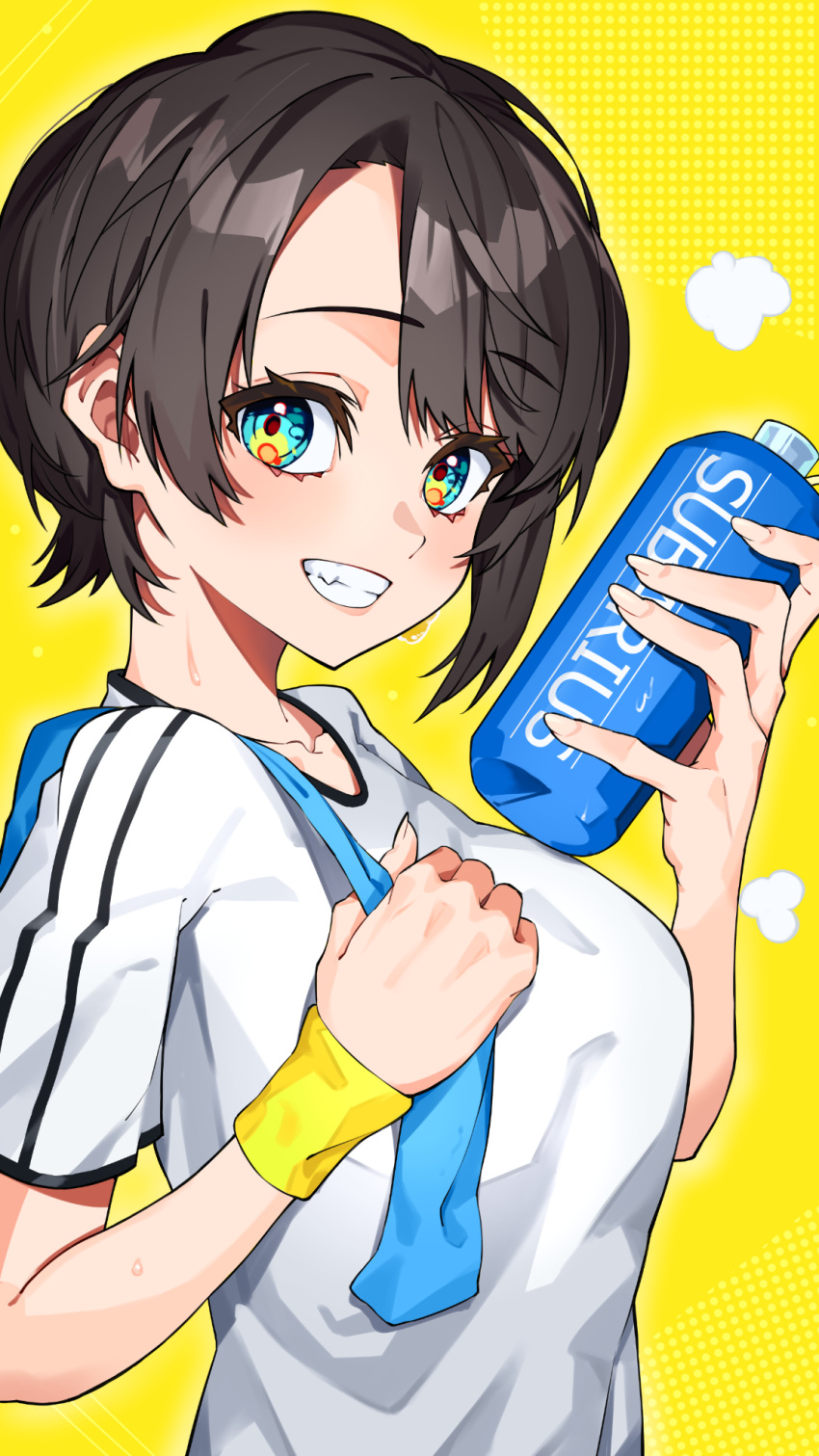 1girl alternate_costume aqua_eyes bangs bottle breasts brown_hair collarbone dithered_background from_side grin highres hololive looking_at_viewer medium_breasts oozora_subaru r_h_0502 shirt short_hair short_sleeves simple_background smile sportswear swept_bangs towel upper_body virtual_youtuber water_bottle white_shirt wristband yellow_background yellow_wristband