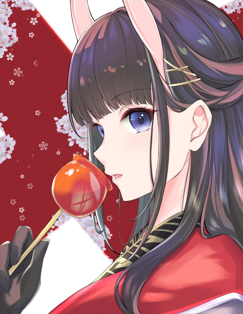 1girl azur_lane black_gloves black_hair candy_apple eyebrows_visible_through_hair floral_background food from_side gloves hair_ornament highres horns japanese_clothes kimono long_hair noshiro_(azur_lane) noshiro_(uncharted_festival_grounds?)_(azur_lane) official_alternate_costume oni_horns red_kimono simple_background solo upper_body violet_eyes x_hair_ornament zz_noe