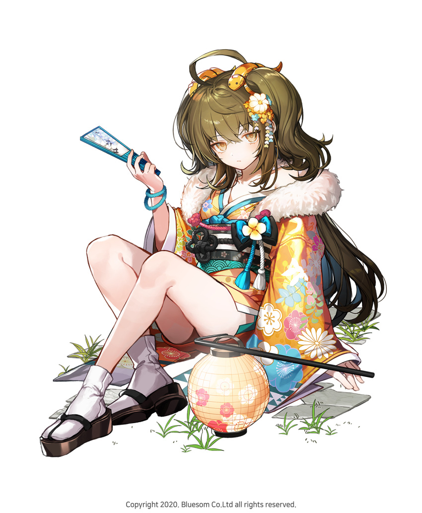 1girl 2020 ahoge bangs character_request closed_mouth company_name copyright fur_trim hair_ornament hand_fan hand_up highres holding holding_fan japanese_clothes kimono knees_up lantern lentain light_brown_eyes light_brown_hair long_hair looking_at_viewer obi official_art paper_lantern sash sitting solo tabi wild_girls zouri