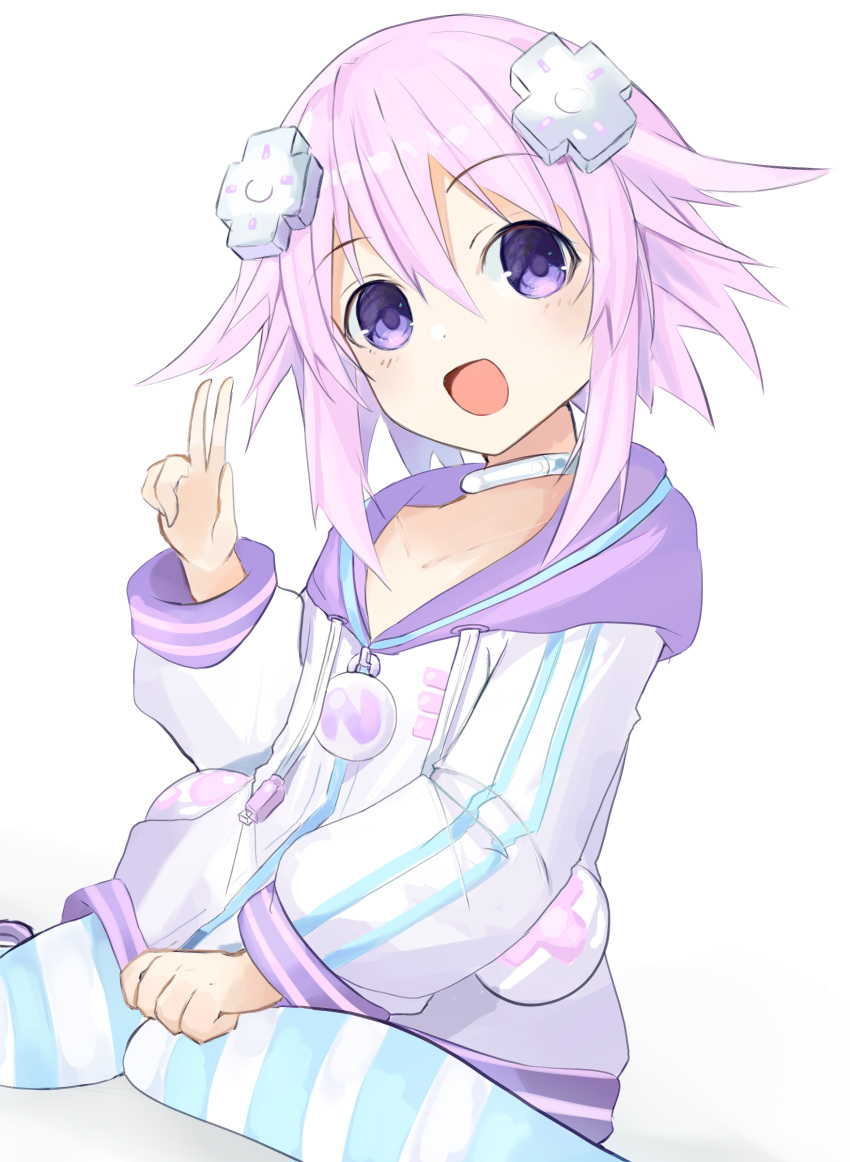 1girl absurdres bangs bimmy blush choker d-pad d-pad_hair_ornament eyebrows_visible_through_hair hair_between_eyes hair_ornament highres hood hoodie looking_at_viewer neptune_(neptune_series) neptune_(series) open_mouth purple_hair short_hair sidelocks simple_background smile solo violet_eyes white_hoodie