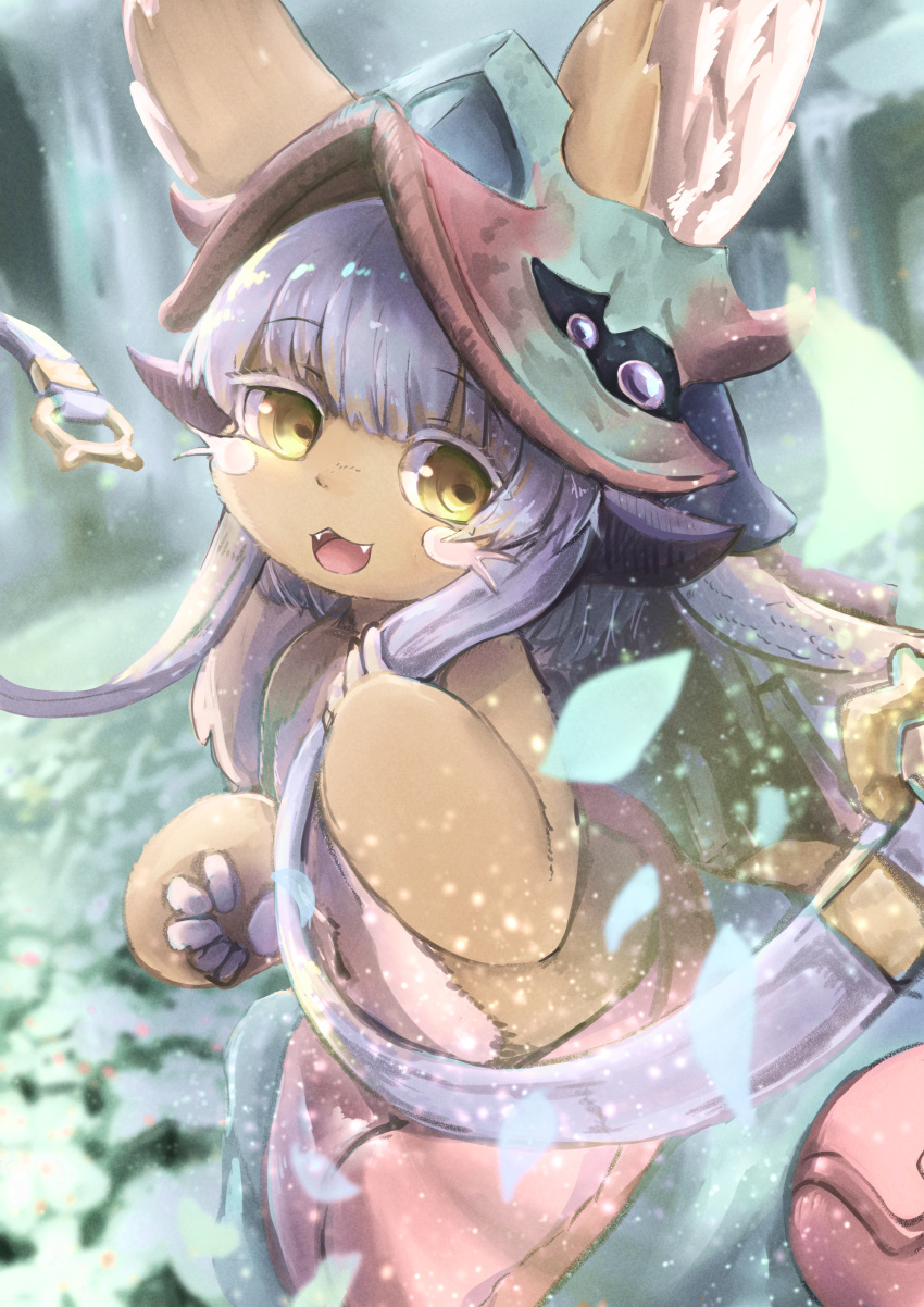 1other absurdres androgynous animal_ears bangs blunt_bangs brown_fur eyebrows_visible_through_hair fangs furry highres looking_at_viewer made_in_abyss nanachi_(made_in_abyss) open_mouth shiitake_fuumi short_hair smile solo whiskers white_hair yellow_eyes