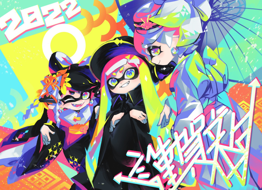 +_+ 2022 3girls aramaki_spla bangs black_hair black_headwear black_kimono blunt_bangs callie_(splatoon) chromatic_aberration commentary fang fangs fur_scarf furisode green_hair grey_hair grey_kimono grin hair_ornament happy_new_year headgear helmet highres holding holding_umbrella inkling japanese_clothes kimono leaning_forward leg_hold long_hair long_sleeves marie_(splatoon) multicolored_hair multiple_girls new_year obi oil-paper_umbrella pink_hair pointy_ears print_kimono sash short_hair sitting smile splatoon_(series) standing swept_bangs tentacle_hair tied_hair translated umbrella wide_sleeves