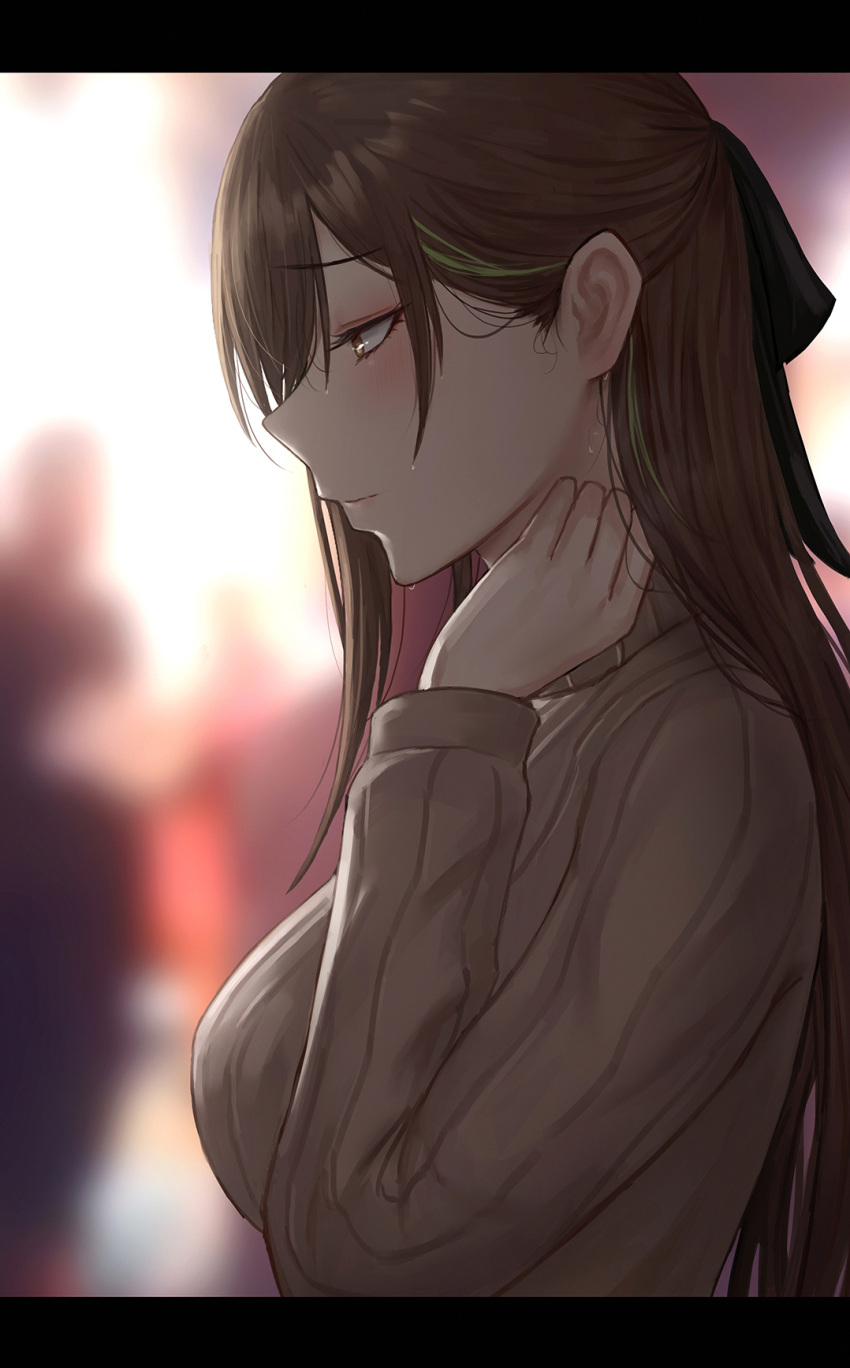 1girl bangs black_ribbon blurry blurry_background blush breasts brown_hair brown_sweater closed_mouth eyebrows_visible_through_hair from_side girls_frontline green_hair hair_ornament hair_ribbon highres large_breasts long_hair long_sleeves m4a1_(girls'_frontline) multicolored_hair ribbon selcky smile streaked_hair sweater upper_body