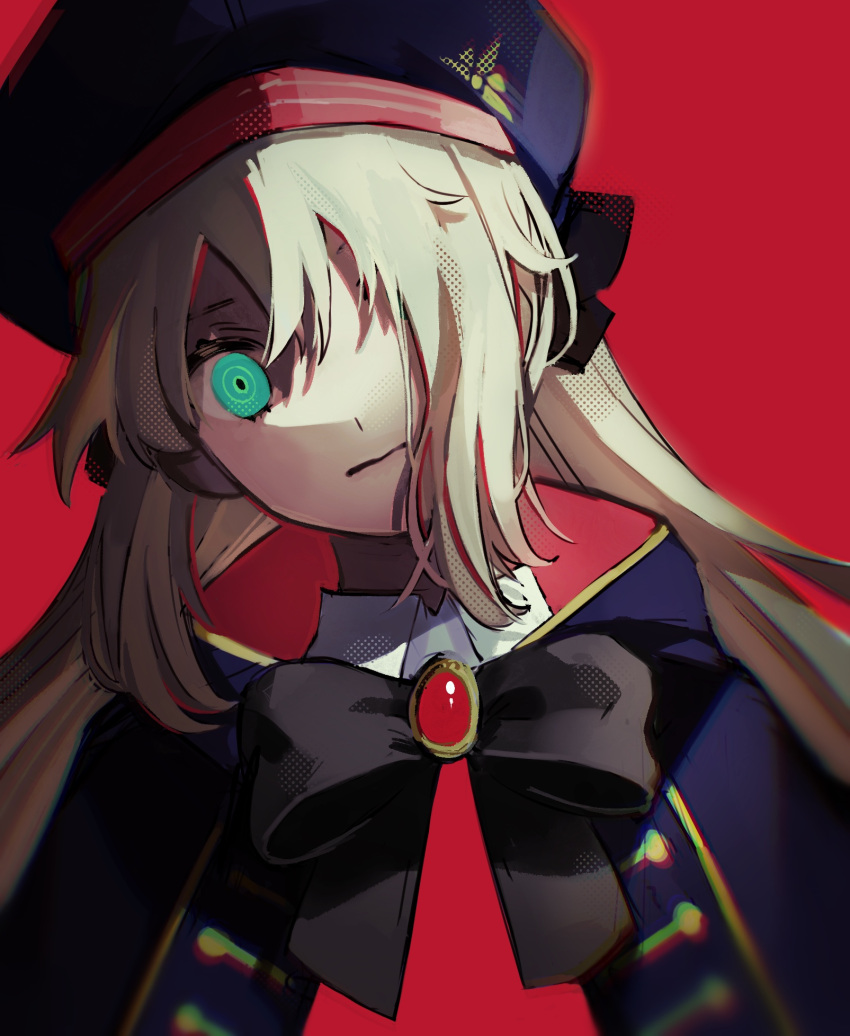 1girl artoria_pendragon_(caster)_(fate) artoria_pendragon_(fate) bangs black_bow black_bowtie blonde_hair bow bowtie brooch closed_mouth collared_shirt fate/grand_order fate_(series) green_eyes hair_bow hat highres ichi_bee jewelry long_hair looking_at_viewer red_background shirt solo twintails upper_body white_shirt