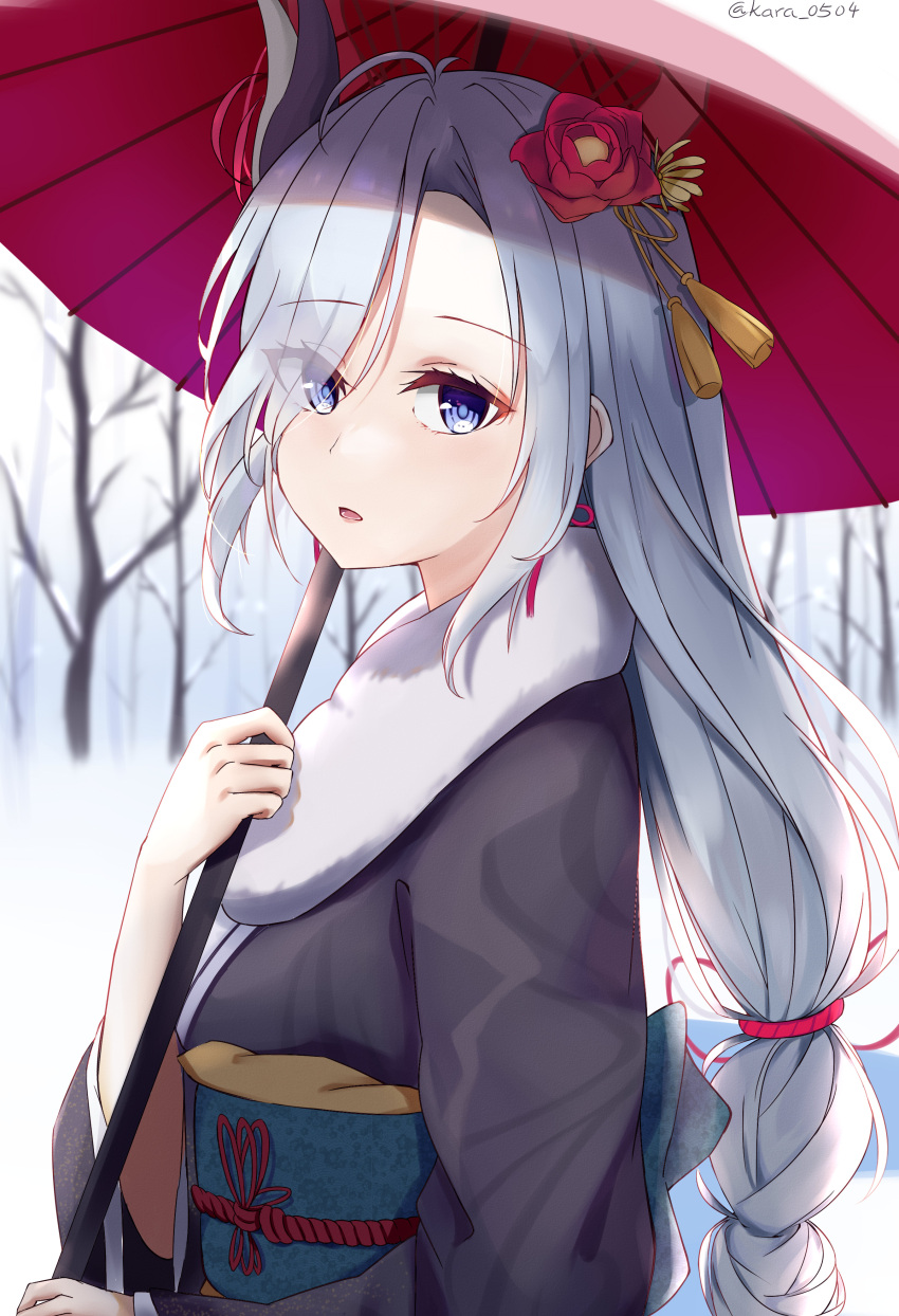 1girl absurdres bangs bare_tree black_kimono blue_eyes commentary eyebrows_visible_through_hair eyes_visible_through_hair fur_collar genshin_impact grey_hair hair_over_one_eye hand_up highres holding holding_umbrella japanese_clothes kara_(color1087) kimono long_hair long_sleeves looking_at_viewer mixed-language_commentary obi oil-paper_umbrella parted_lips red_umbrella sash shenhe_(genshin_impact) solo tree twitter_username umbrella upper_body very_long_hair wide_sleeves