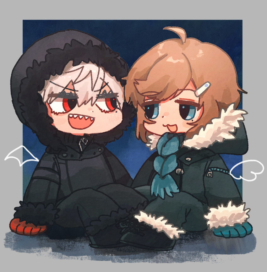 2boys :d ahoge bangs black_footwear black_jacket black_pants blue_eyes blue_gloves boots brown_hair chibi eye_contact eyebrows_visible_through_hair fur-trimmed_boots fur-trimmed_hood fur-trimmed_sleeves fur_trim gloves hair_between_eyes hair_ornament hairclip highres hood hood_up hooded_jacket jacket kanae_(nijisanji) kiduta_cielo knees_up kuzuha_(nijisanji) looking_at_another male_focus mole mole_under_eye multiple_boys nijisanji pants red_eyes red_gloves sitting smile v-shaped_eyebrows virtual_youtuber white_hair