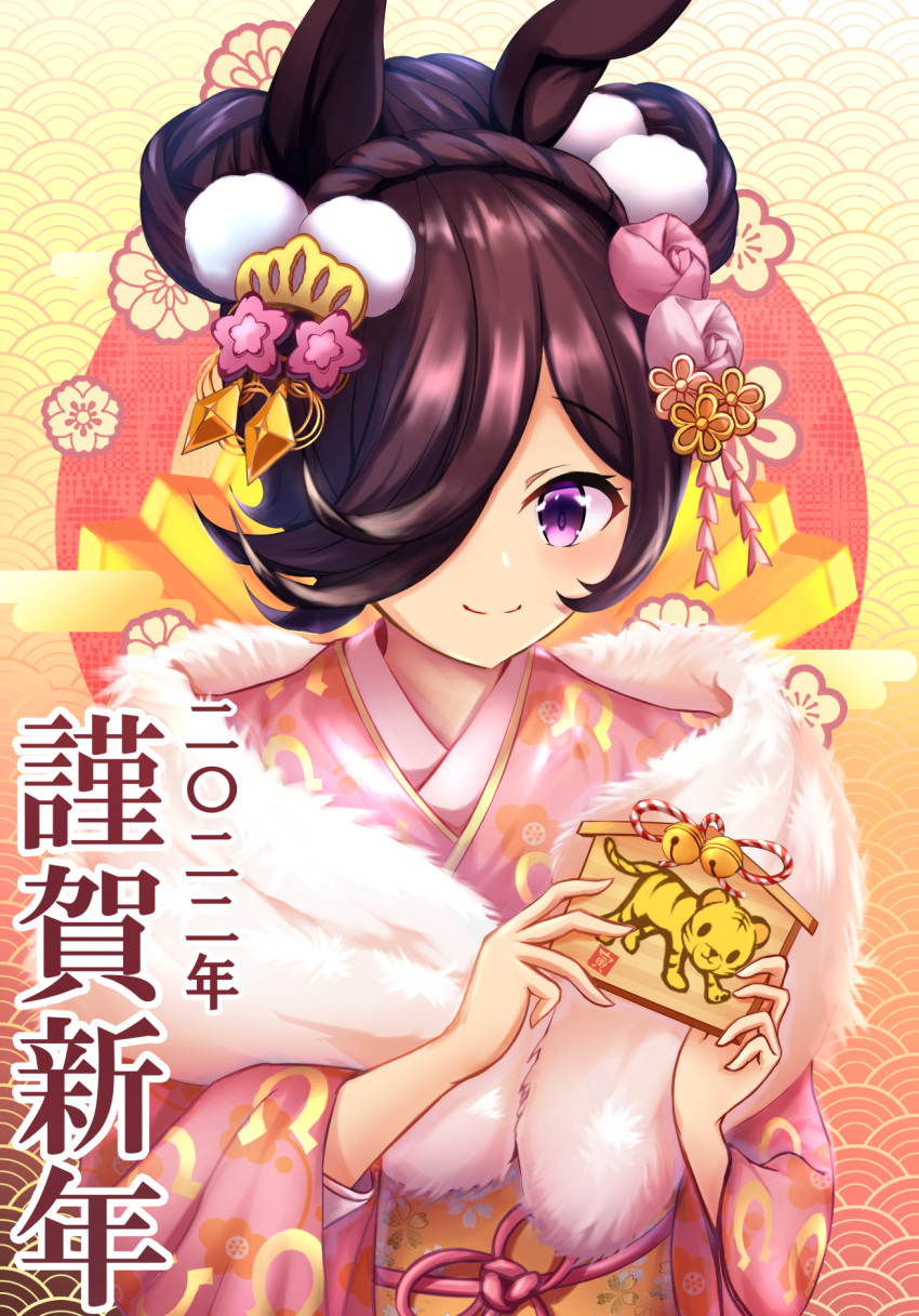 1girl 2022 alternate_hairstyle animal_ears bangs black_hair chinese_zodiac commentary egasumi ema floral_print flower fur_scarf hair_flower hair_ornament hair_over_one_eye happy_new_year highres holding horse_ears horse_girl horseshoe_print japanese_clothes kimono looking_at_viewer new_year obi pink_flower pink_kimono print_kimono rice_shower_(umamusume) sash seigaiha short_hair solo toymark translated umamusume upper_body violet_eyes year_of_the_tiger