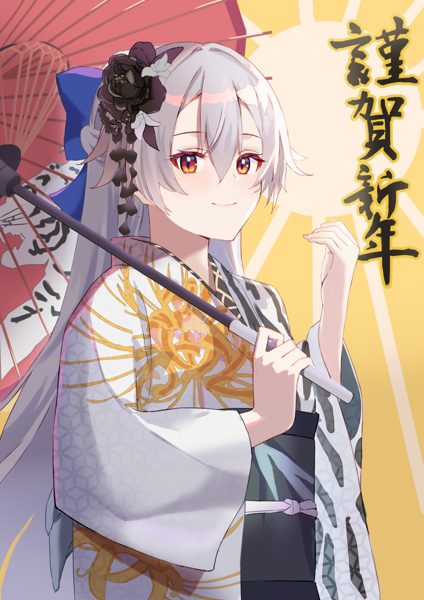 1girl absurdres alternate_costume black_flower blue_bow bow fate/grand_order fate_(series) flower hair_bow hair_flower hair_ornament happy_new_year highres holding holding_umbrella japanese_clothes kimono long_hair looking_at_viewer motukan new_year oil-paper_umbrella orange_eyes print_kimono silver_hair slit_pupils solo tomoe_gozen_(fate) translated umbrella