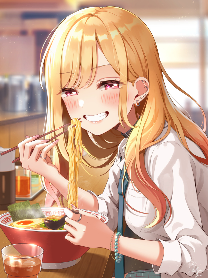1girl bangs black_collar blonde_hair blue_necktie blurry blurry_background blush bowl chopsticks collar commentary_request ear_piercing eating eyebrows_visible_through_hair fingernails food grin highres indoors industrial_piercing jewelry kitagawa_marin long_fingernails long_hair looking_at_viewer mozukun43 necktie noodles piercing ramen red_eyes ring shirt sleeves_rolled_up smile solo sono_bisque_doll_wa_koi_wo_suru spoon steam white_shirt