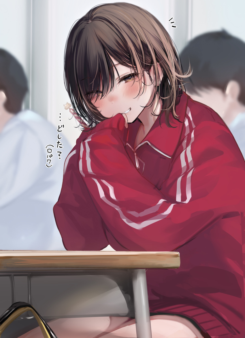 1girl 2boys blurry blurry_background blush brown_eyes brown_hair classroom clenched_teeth commentary_request eyebrows_visible_through_hair eyes_visible_through_hair highres jacket long_sleeves looking_at_viewer multiple_boys nekomugiharu original red_jacket short_hair sitting solo_focus table teeth thighs track_jacket translation_request