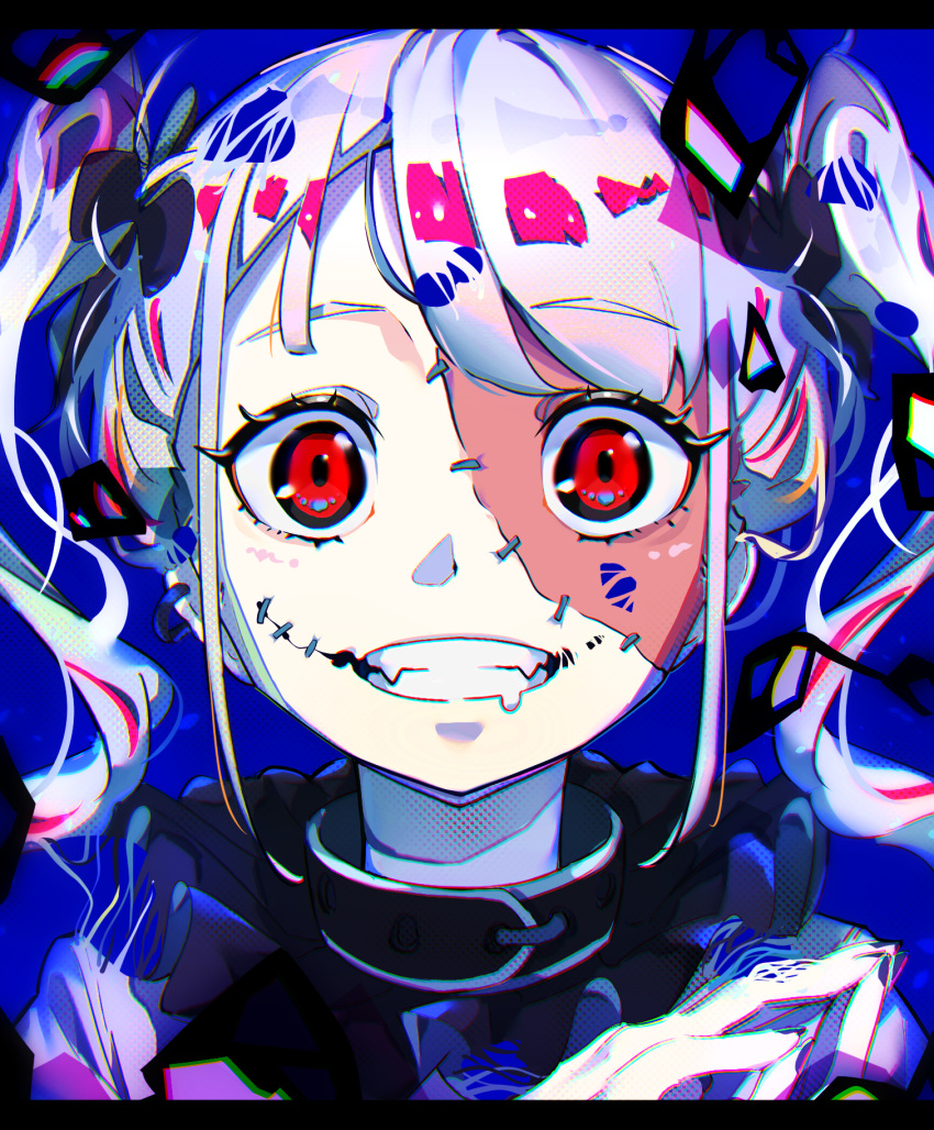 1girl black_collar blue_background chromatic_aberration collar drooling face fangs frilled_shirt_collar frills glasgow_smile grey_ribbon grin hair_ribbon highres letterboxed long_hair looking_at_viewer mouth_drool mugi626 original own_hands_together pale_skin palms_together portrait red_eyes ribbon screentones smile solo stitched_face stitched_mouth stitches straight-on twintails white_hair zombie